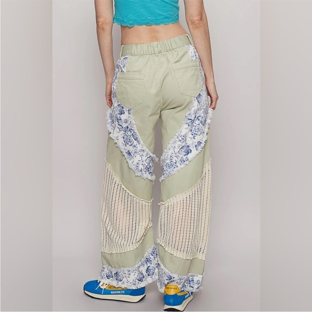 POL
POL Wide Leg Pants with Blue Floral and Cream Accents - Picture 2 of 9